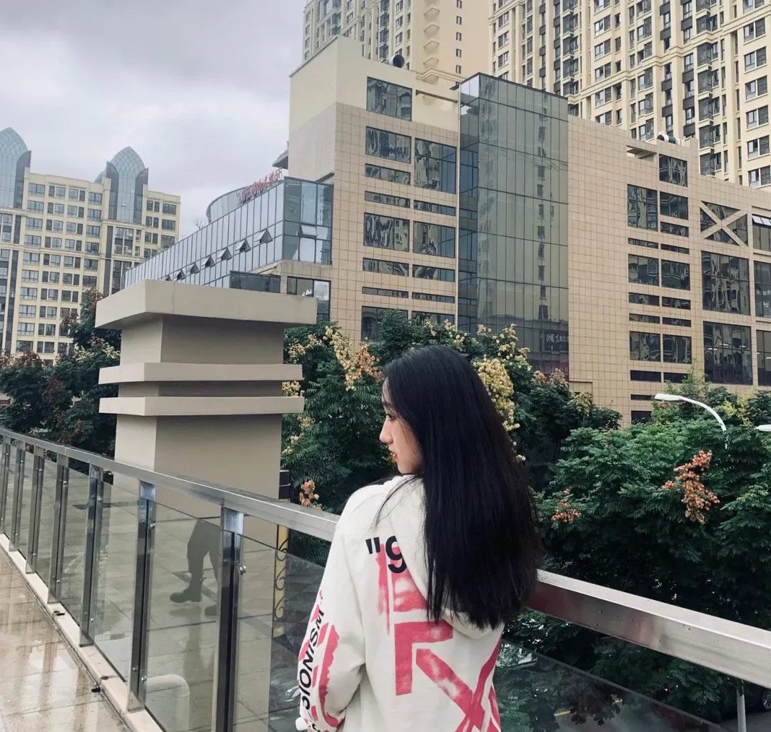♻️💯Upper body reference model picture❤️Top tested version OFF-WHITE (OW) 99 pink oil graffiti for men and women, pure cotton same style loose pullover hooded sweatshirt jacket zipper, professional handmade dot printing, delicate and full, strong color layering, breathable printing and not sticky! The gradient of the layers is clear, the texture and texture are visible, the fabric and printing are completely combined, and the frosted feel is delicate. The fabric is made of 460g fish scale terry cotton fabric, which has a full drape. Customized zipper pull with OFFWHITE metal engraving on it and a concave feel. This is a must-see for identification. The hat rope pendant clock has metal engravings. This is a detail that is easily overlooked.  Like Monet's oil paintings, it has always occupied the top sales list on major domestic and foreign platforms, and offline stores can also be said to be often out of stock.  Couple matching, personalized and trendy! The style is elegant and classic, versatile for daily use. Couple style 👫 Can be worn by both men and women P: 390